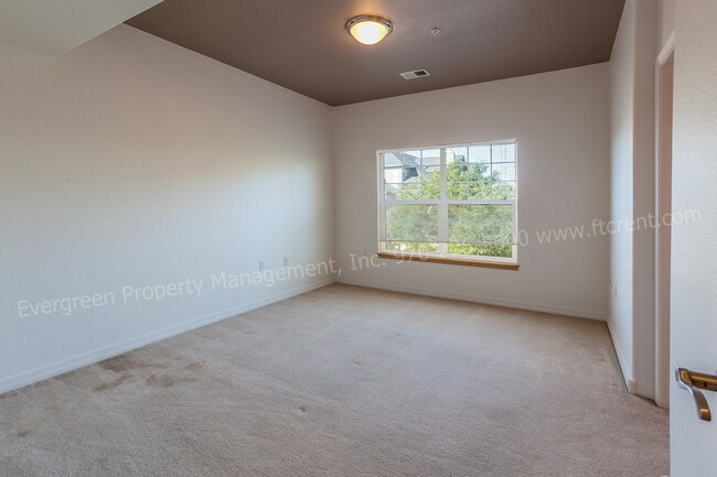 Building Photo - Beautiful 2- Bedroom near Miramont Park!