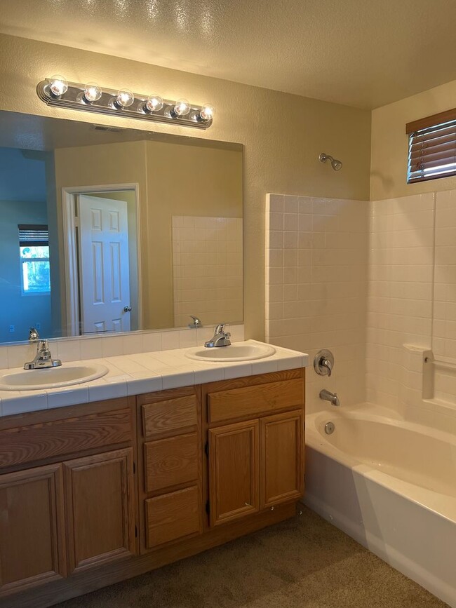 Building Photo - Eastlake Beauty 3 bedroom, 2.5 Bath