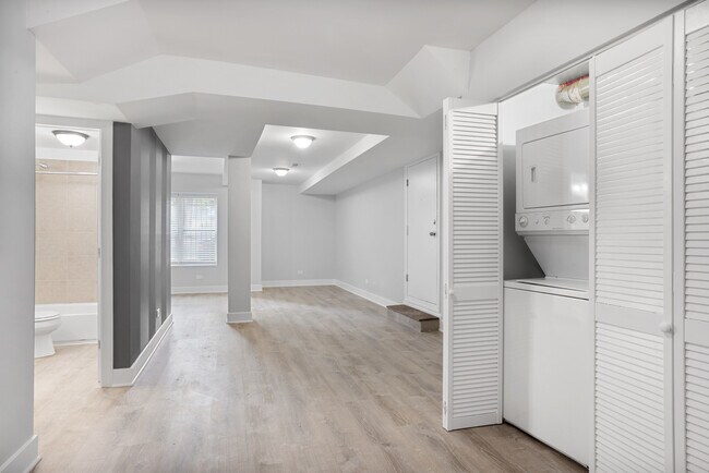 Building Photo - 7326 N Damen Ave