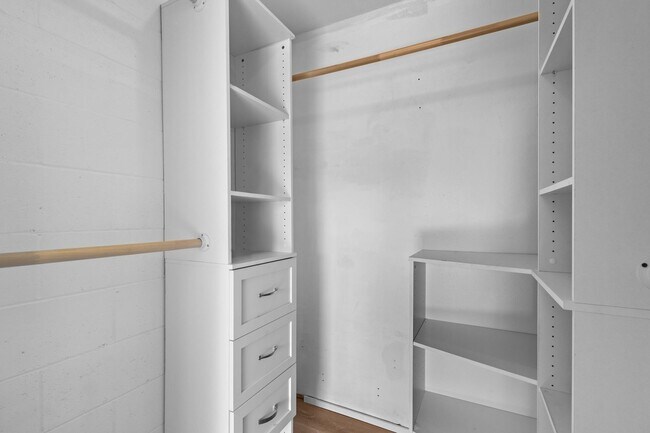 Building Photo - Spacious 3-Bedroom Townhome Across from Pearlridge – Available April 5