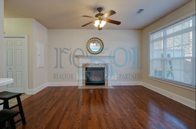 Building Photo - *Coming Available in October* Pride of ownership shines in this convenient Midtown, 2 BR & 2.5 BA...