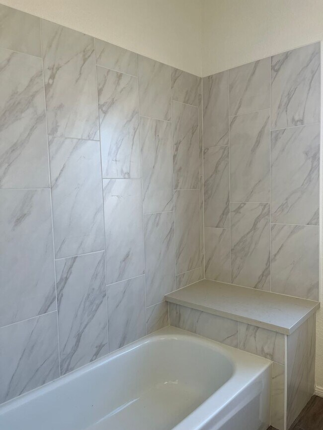 Building Photo - 4 Bedrooms 2 Bathroom home available in Victorville!!