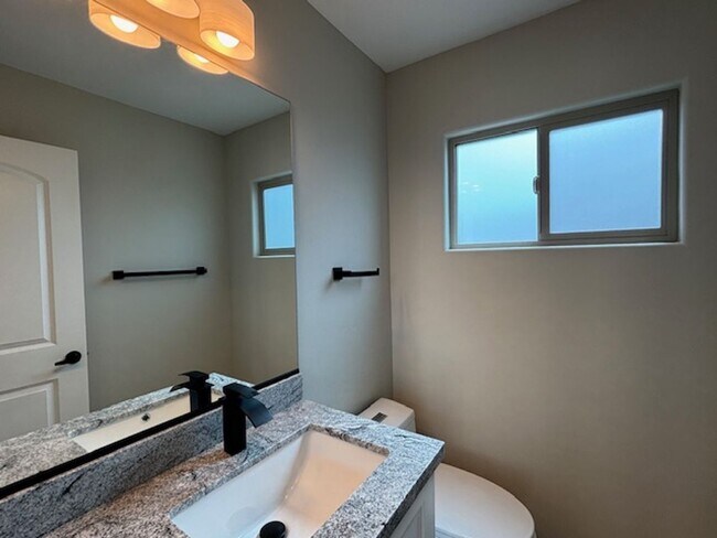 Building Photo - 1 Bedroom - 1.5 Bath Condo on the Riverwalk