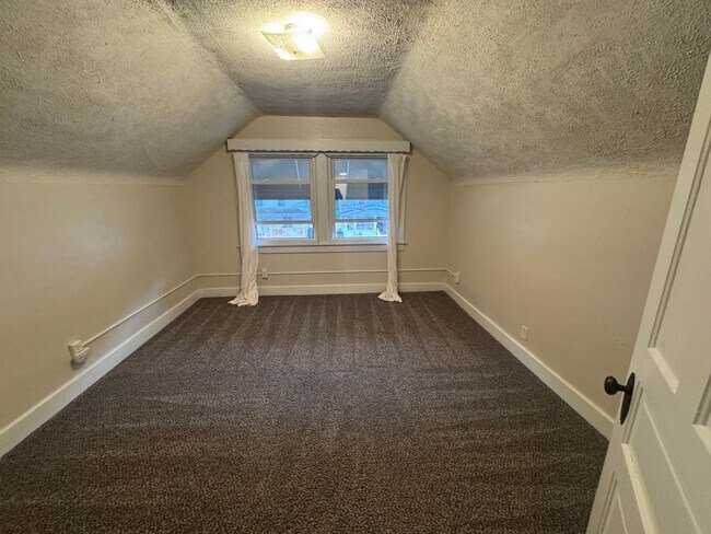 Building Photo - Charming Updated 4 Bedroom in East Council...