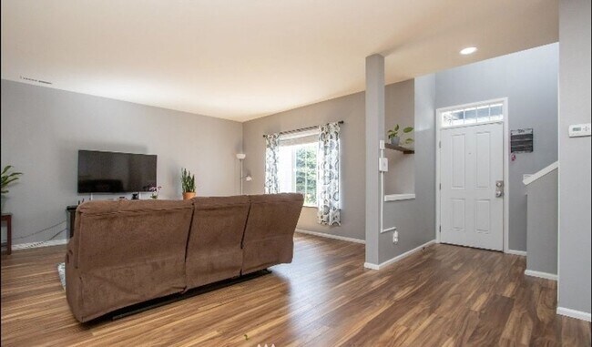 Building Photo - Large 4 bedroom home-Pet friendly!