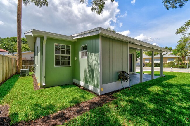 Building Photo - Charming 2-bed/1-bath home within walking ...