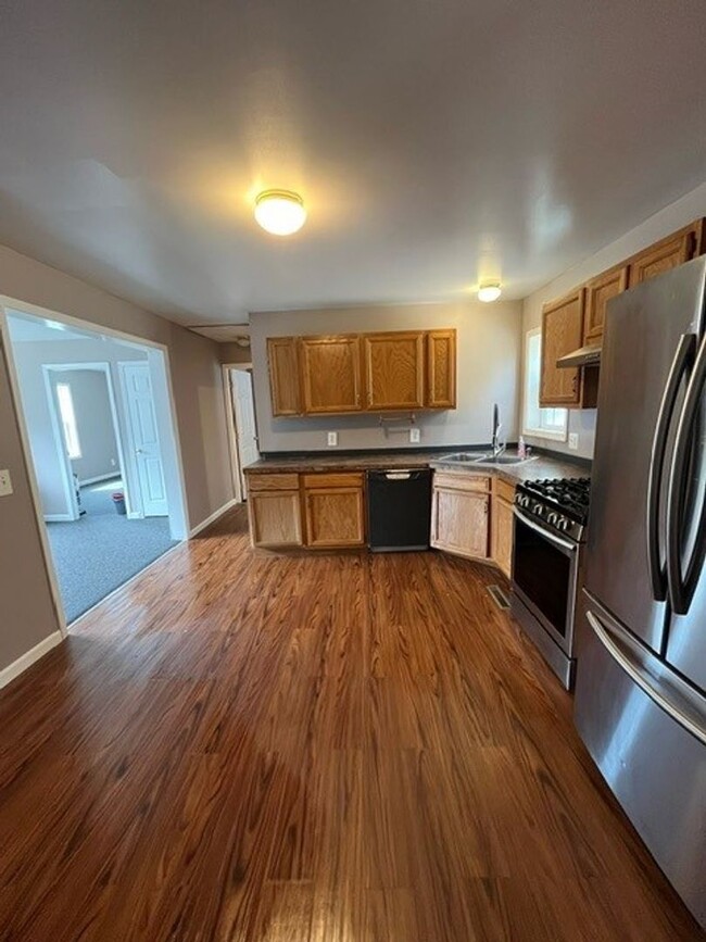 Building Photo - 3 bedroom 3 bathroom