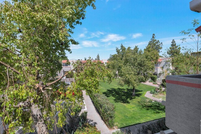 Building Photo - Charming 2-bedroom, 2.5-bathroom condo with a garage in Scottsdale, AZ