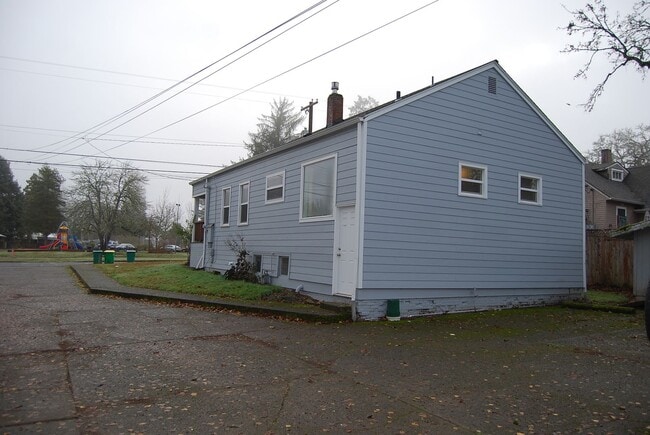 Building Photo - 2BR Home in Forest Grove OR