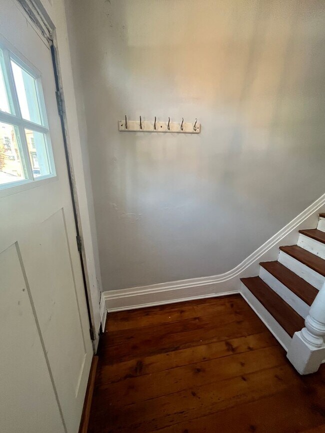 Building Photo - 816 Main St