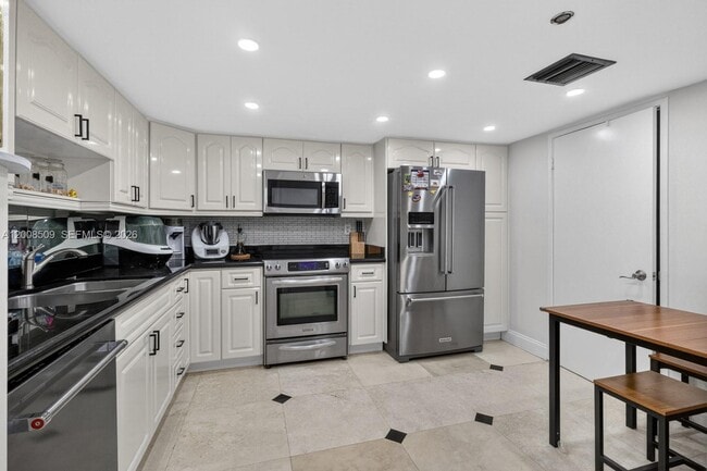 Building Photo - 151 Crandon Blvd