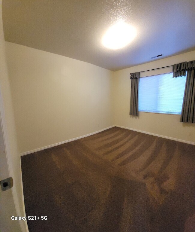 Building Photo - "Charming 3-Bed, 2-Bath Gem in St. George - Bloominton Hills  - Available March 2026