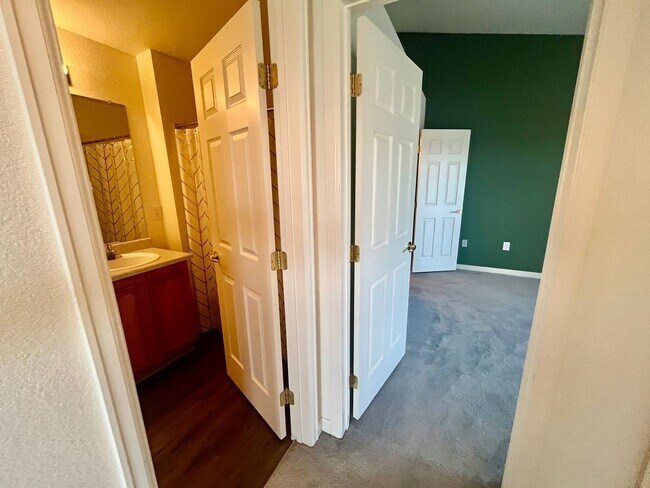 Building Photo - ** Move in Special** Cozy 1 bed 1 bath in ...