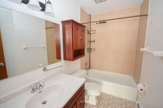 Building Photo - Rare 3bedroom Valhalla condo - basic cable & internet included!