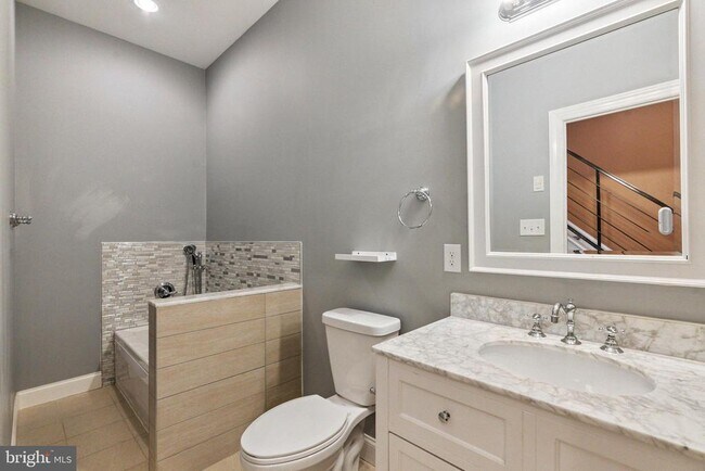 Building Photo - 719 E Thompson St