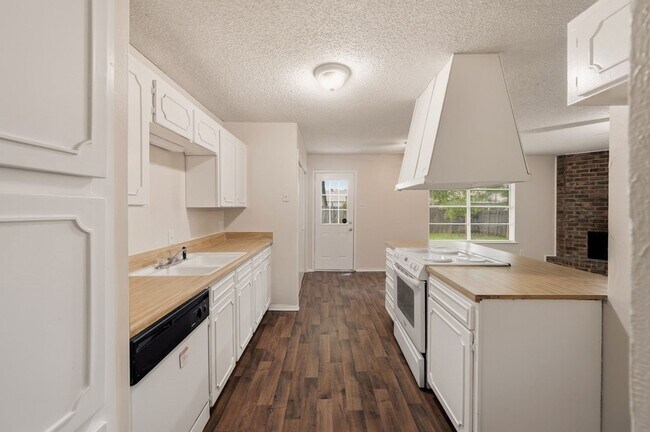 Building Photo - 616 Reveille Rd