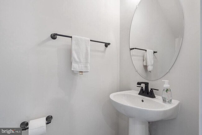 Building Photo - 45176 Drowes Ter