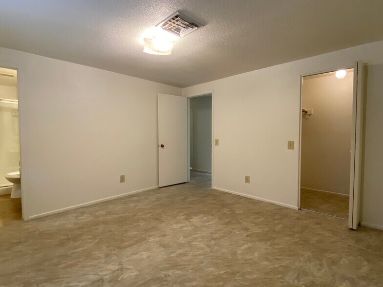 Building Photo - 1723 W Rosal Dr