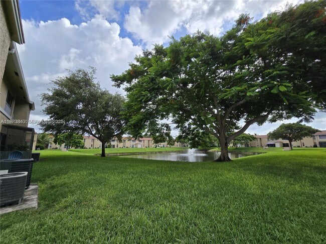 Building Photo - 824 Twin Lakes Dr