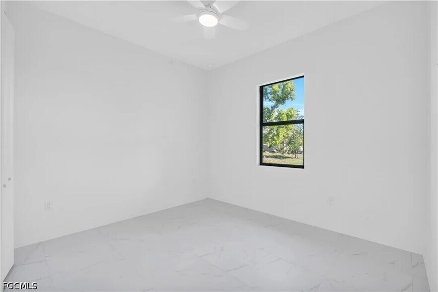 Building Photo - 1021 Chiquita Blvd S