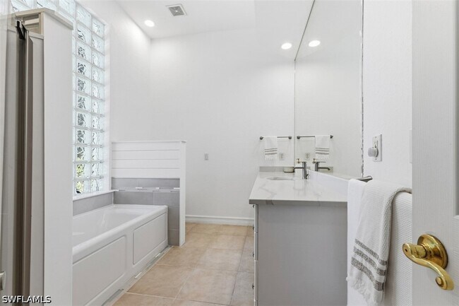 Building Photo - 657 Soliel Dr