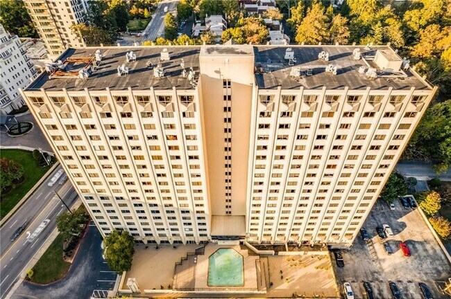 Building Photo - 2479 Peachtree Rd NE