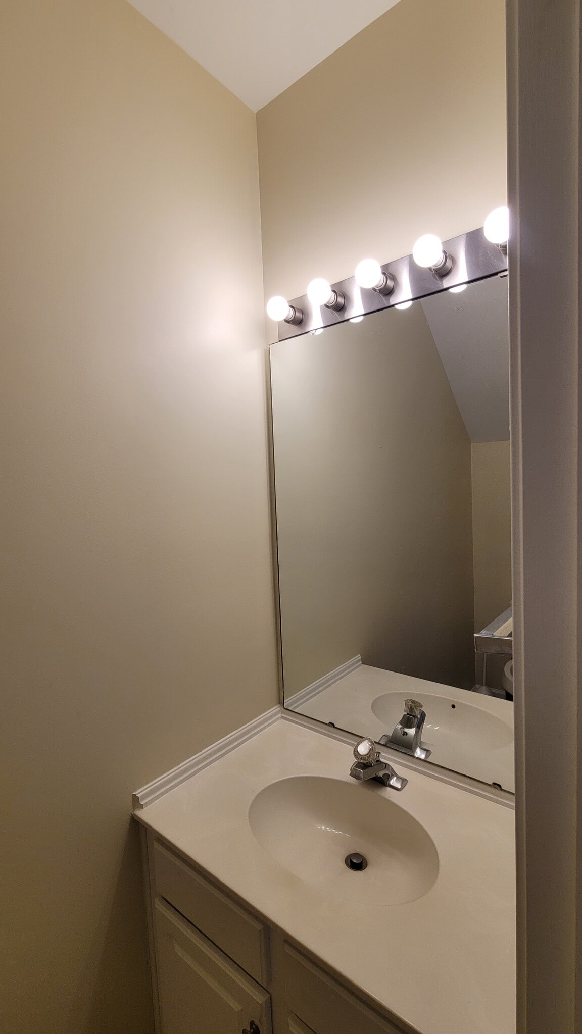 Downstair half-bath - 10820 Rumson Ct