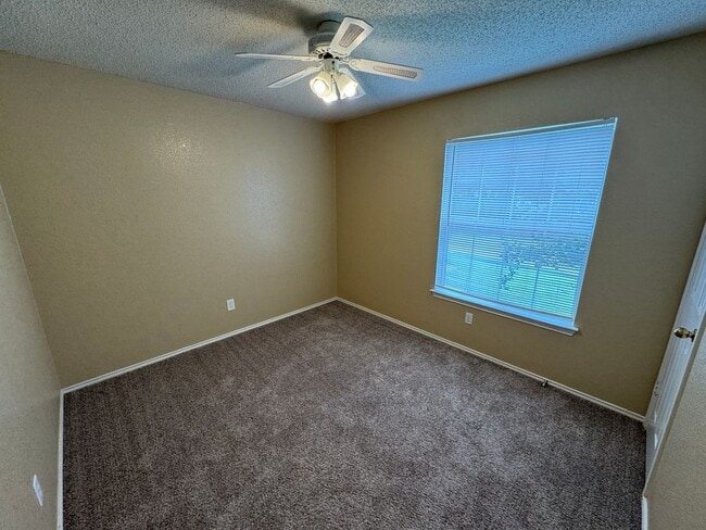 Building Photo - 5006 Glenoak Dr