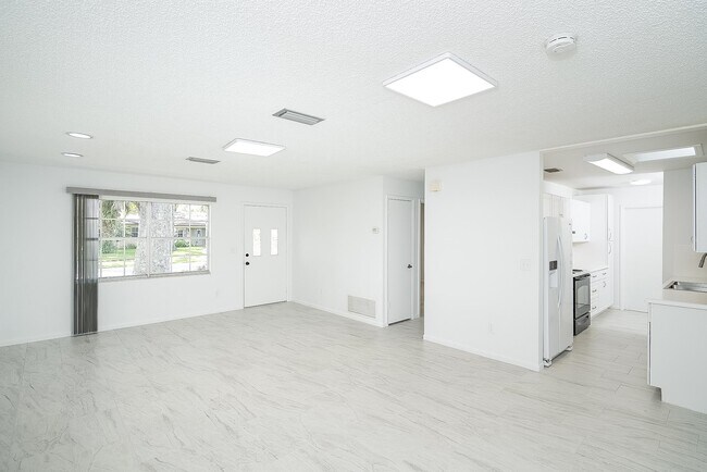 Building Photo - 494 Romano St