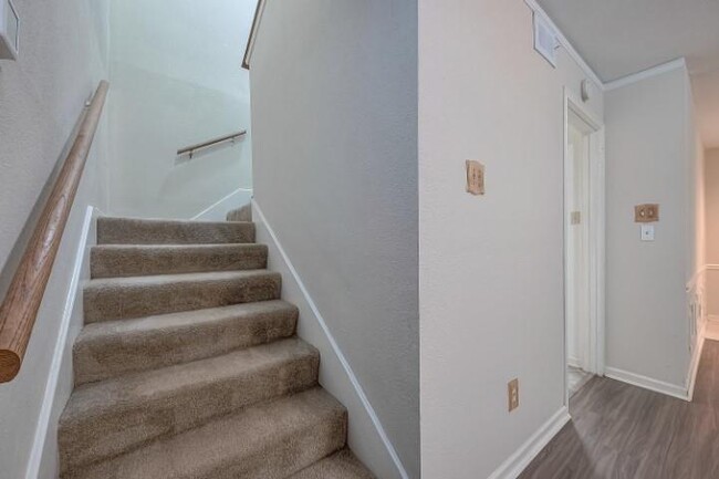 Building Photo - 8450 Ariel St