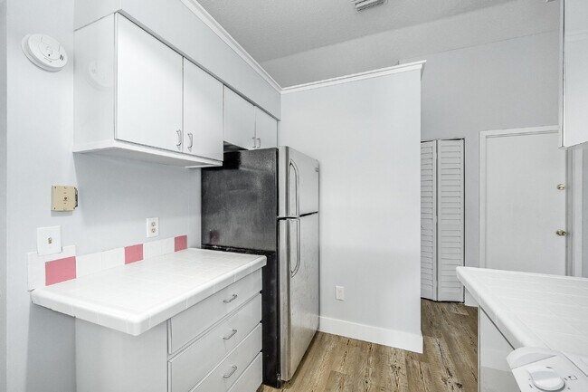 Building Photo - Centrally located 3 bedroom, 2 bathroom single family home