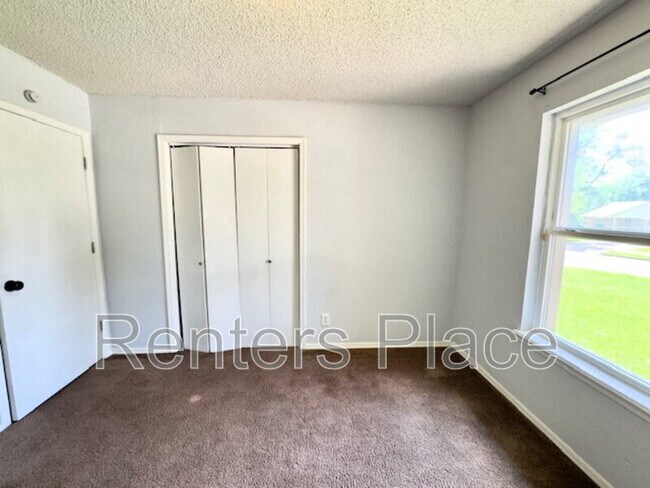 Building Photo - 212 E Austin St