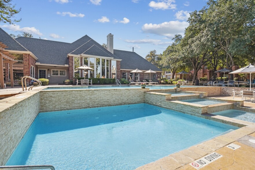 Building Photo - Whispering Creek Villas Apartment Homes