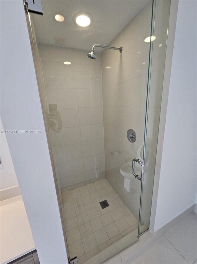 Building Photo - 121 NE 34th St