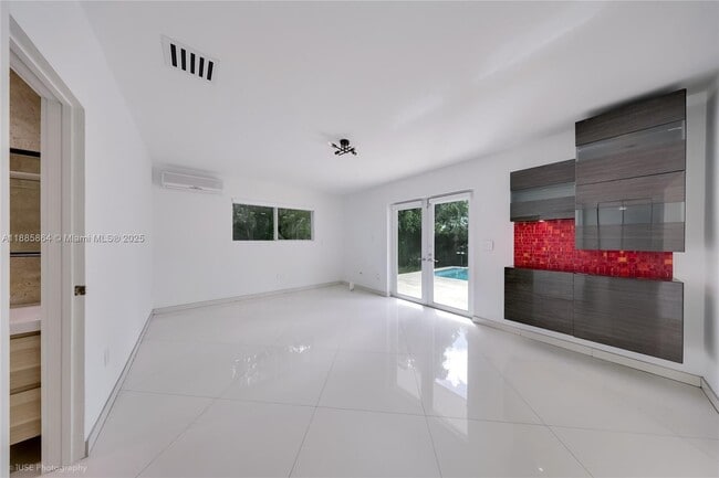 Building Photo - 850 N Venetian Dr