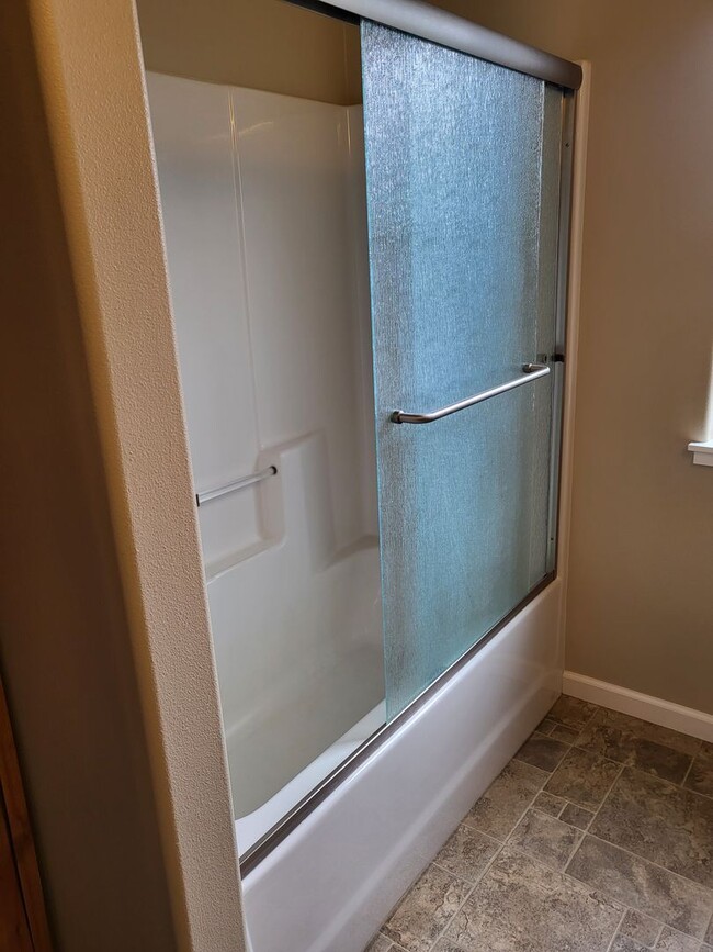 Building Photo - 3 bed 2 bath Single Family Home for Rent in Grants Pass