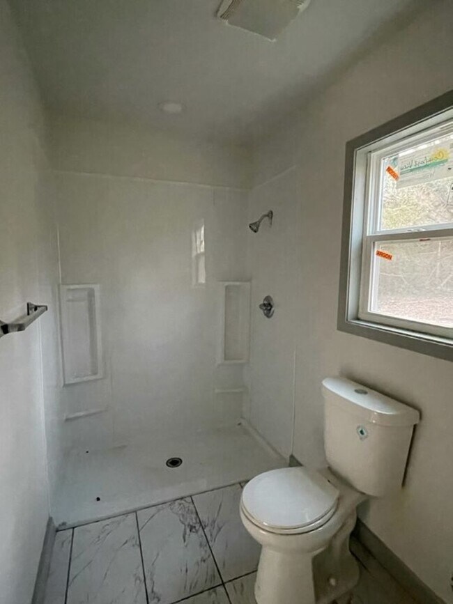 Building Photo - Knoxville 37919 - 3 bedroom, 2 bath home -...