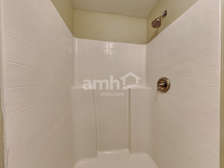 Building Photo - 16560 Corner Lake Dr