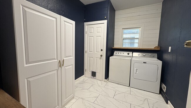 Building Photo - 319 Draper Dr