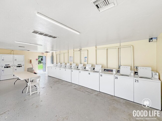 Building Photo - SD: Bright 2BD/2BA Corner Unit Condo in Escondido with Reserved Parking, Quartz Kitchen & Private...