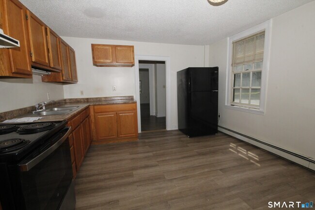 Building Photo - 204 Poquonock Ave