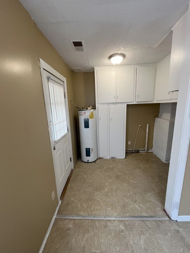 Building Photo - Relax on the Porch: Cozy 2-Bedroom Home in Talladega!!!