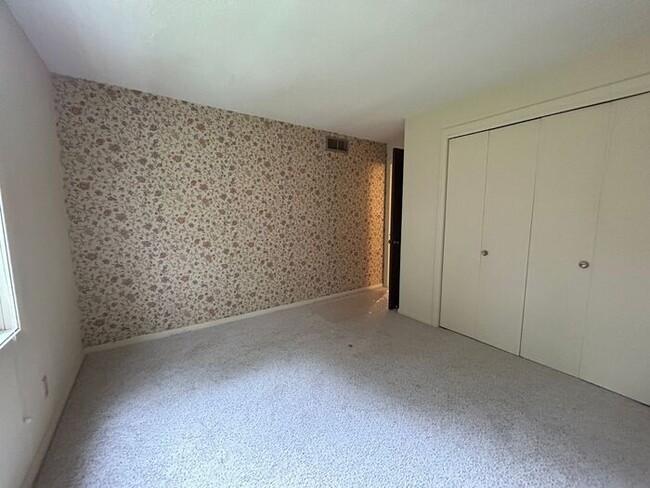 Building Photo - $3,350 | 5 Bedroom, 2.5 Bathroom House | P...