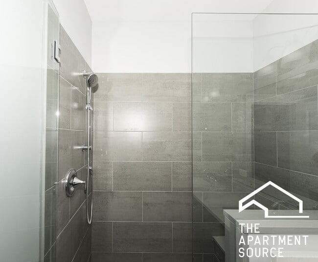 Building Photo - 2346 W Grand Ave