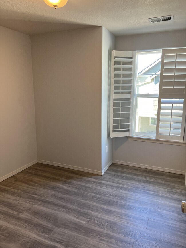 Building Photo - 8662 NE Trafalgar Ln