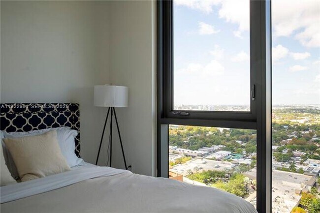 Building Photo - 121 NE 34th St