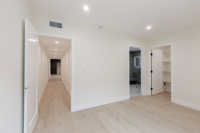 Building Photo - Modern Newly Built 2BD/2.5BA Unit with Lux...