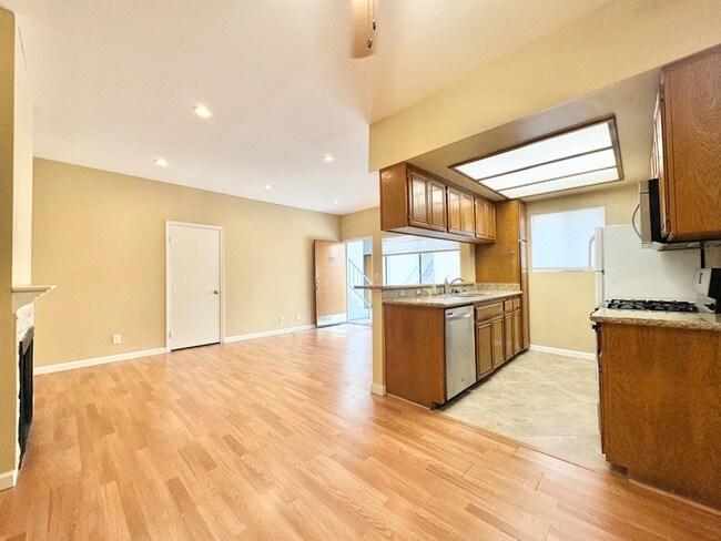 Building Photo - Modern 1BR in Valley Glen w/ Fireplace + Balcony