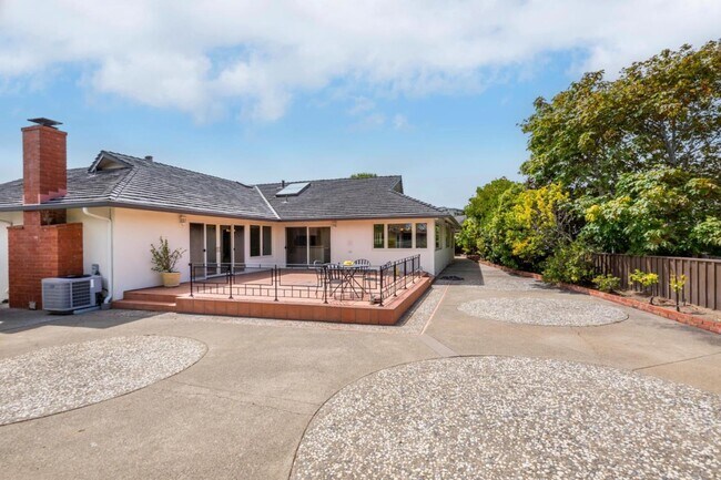 Building Photo - 1394 Manzanita Dr