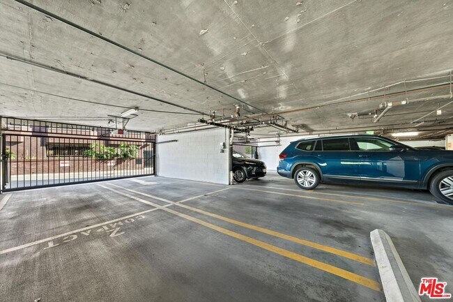 Building Photo - 1633 S Bentley Ave
